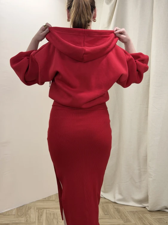 komplet czerwona sukienka midi dopasowana i bluza