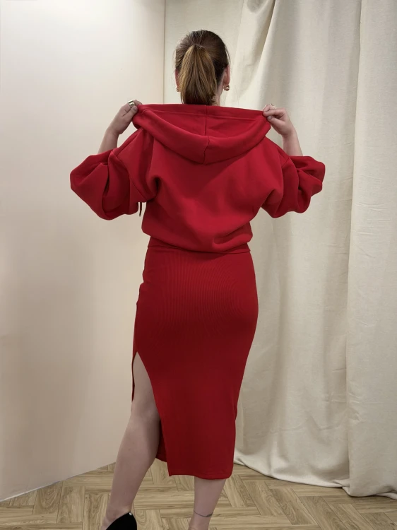 komplet czerwona sukienka midi dopasowana i bluza